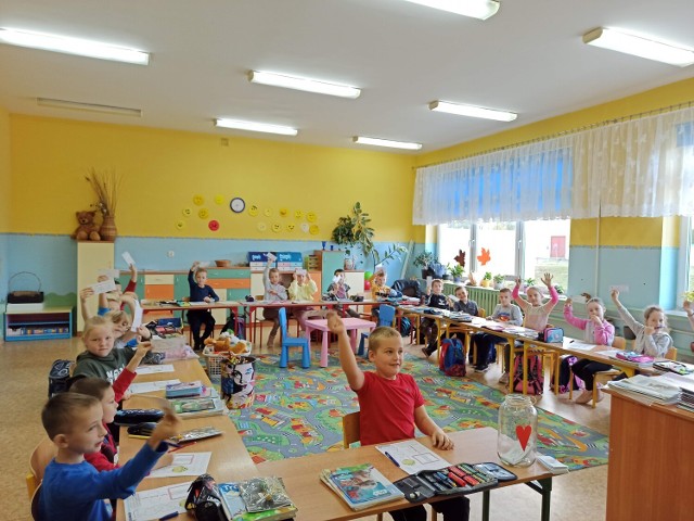 Dzieci z klas I-III w Gostycynie chętnie wzięły udział w akcji "Bilet powrotny do biblioteki"
