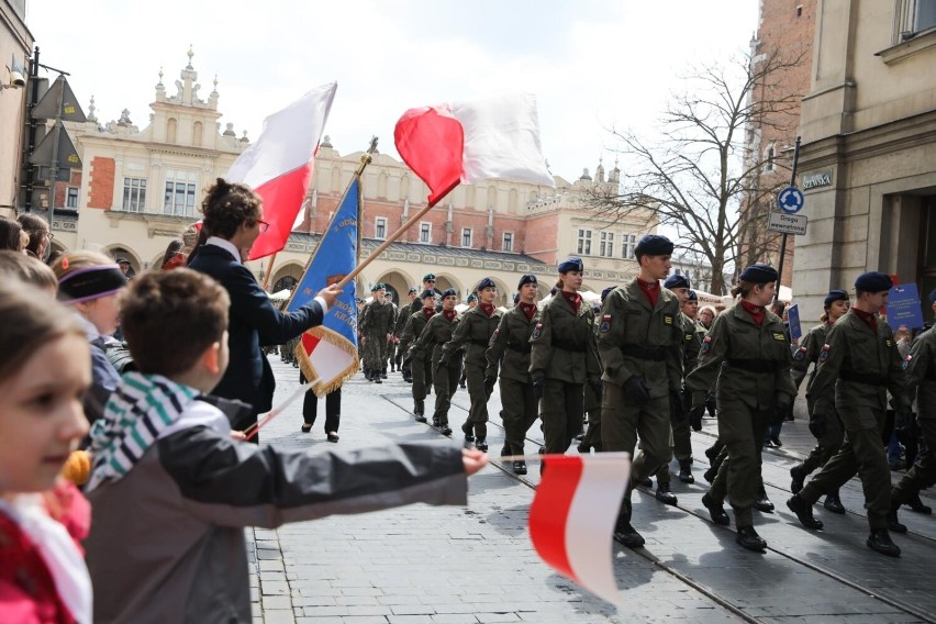 Defilada klas mundurowych w Krakowie. Towarzyszyła jej...