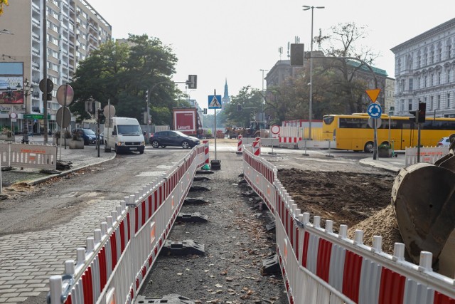 Stan prac na śródmiejskim fragmencie alei Wojska Polskiego w Szczecinie 18.10.2021. Finał w sierpniu 2023 roku.