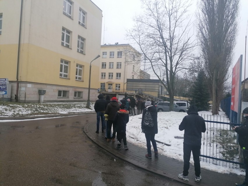 Długie kolejki do punktu badań na COVID-19 przy szpitalu w Tomaszowie. Mieszkańcy są zdenerwowani. Szpital wydłuża godziny