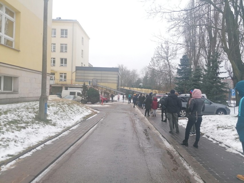 Długie kolejki do punktu badań na COVID-19 przy szpitalu w Tomaszowie. Mieszkańcy są zdenerwowani. Szpital wydłuża godziny