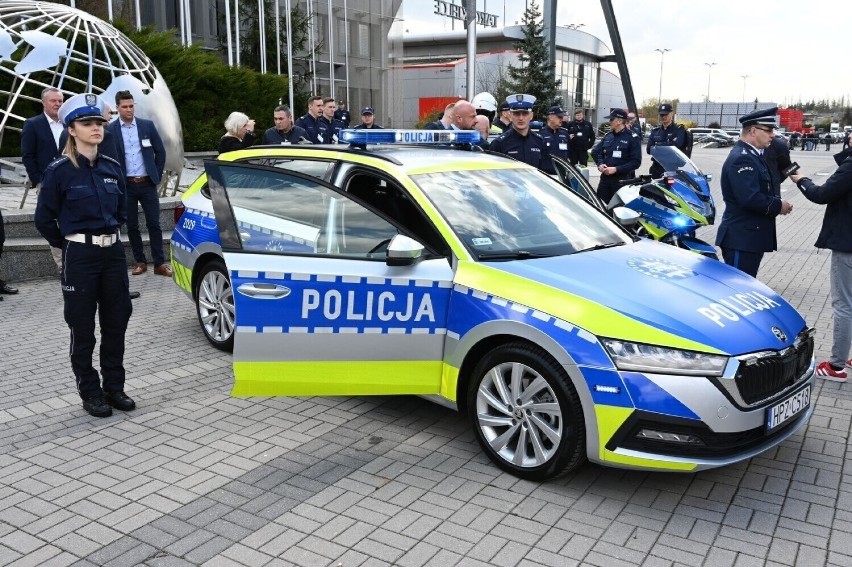 Nowe oznakowanie policyjnych radiowozów i motocykli