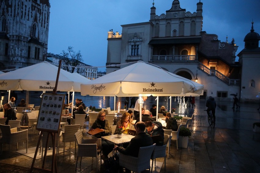 Kraków. Wróciły wieczorne biesiady w ogródkach przed pubami i restauracjami [ZDJĘCIA]