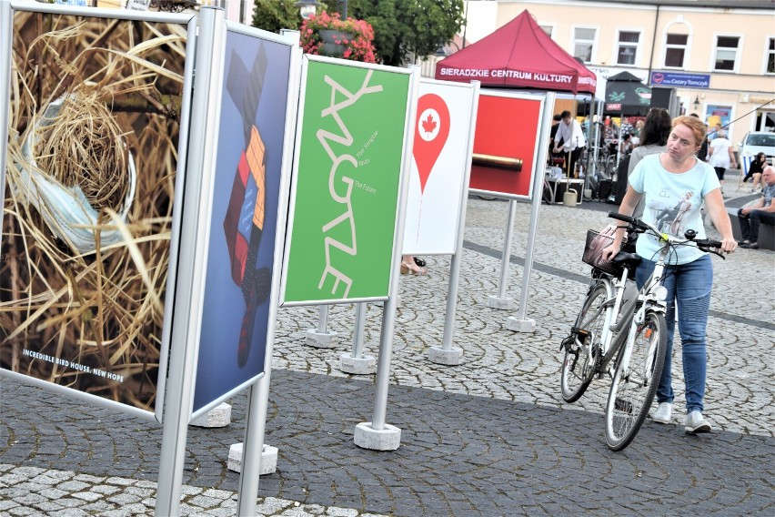 Grafiki z przesłaniem. Plenerowa wystawa wyjątkowych prac Marcina Grabi na Rynku w Sieradzu ZDJĘCIA