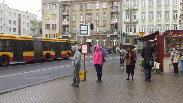 Przystanki bez wiat na placu Dąbrowskiego