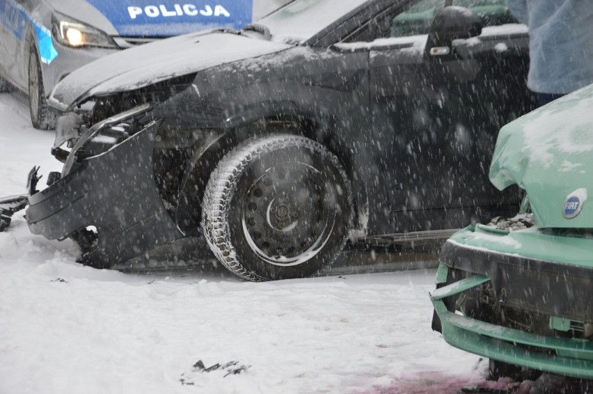 Wypadek na skrzyżowaniu ulic Armii Krajowej i Łowickiej w Skierniewicach. 1 osoba poszkodowana