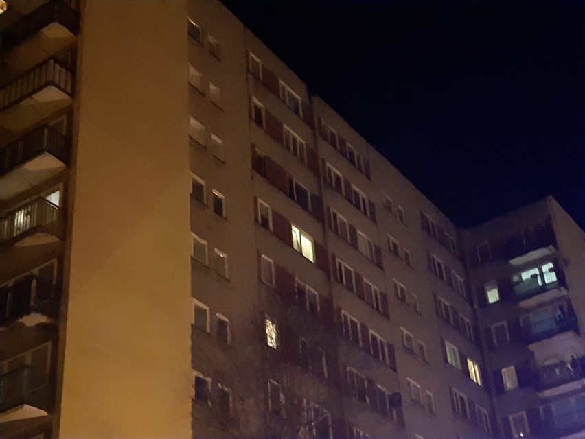 Tragedia przy ul. Promiennej w Tarnowie. Nie żyje mężczyzna, który wyskoczył z mieszkania objętego pożarem [ZDJĘCIA]