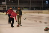 Ewa i Grzegorz Wesołowscy z Włocławka trenują curling w klubie Axel Toruń