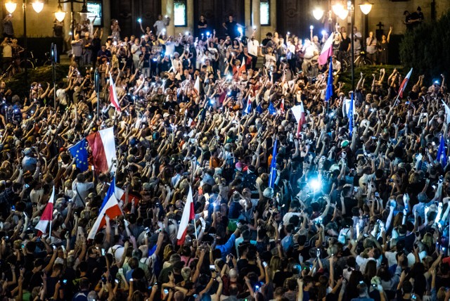 Łańcuch Światła w Poznaniu: Pięć tysięcy osób na placu Mickiewicza w poniedziałek, 23 lipca protestowało w obronie sądów