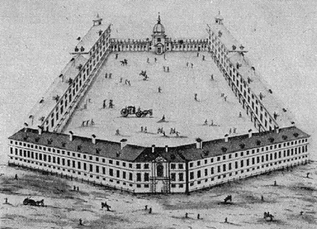 Wzniesiony w latach 1691 – 1695 Marywil był darem Królowej Marii Kazimiery dla Warszawy. Zajmował zachodnią część dzisiejszego placu Teatralnego i miał nietypowy kształt pięciokąta. Kształtem nawiązywał do placy paryskich zakładanych we Francji. W czasach swojej świetności był sceną zabaw dworskich, estradą, teatrem miejscem spotkań i handlu, prototypem galerii handlowej. Mieścił apartamenty, sklepy, miał charakter pałacowy. Marywil zniknął z Warszawy nie w czasie II wojny, a pod koniec pierwszej połowy XIX wieku. W jego miejscu stanął m.in. Teatr Wielki. Do 1840 roku nazwę placu Marywilskiego nosił Plac Teatralny.
