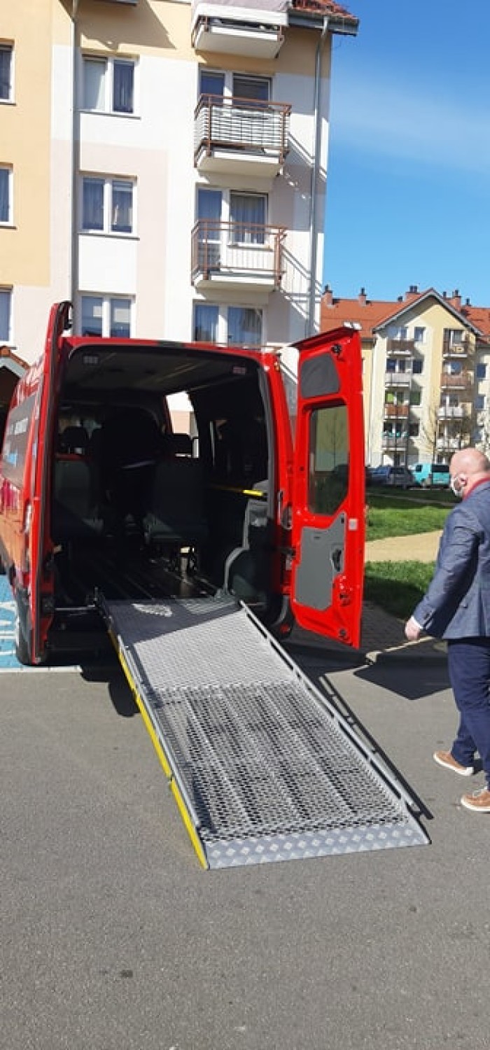 Wrocław dla Jezusa kupił autobus dla MPK. Będzie woził niepełnosprawnych mieszkańców miasta [ZDJĘCIA]