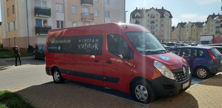 Wrocław dla Jezusa kupił autobus dla MPK. Będzie woził niepełnosprawnych mieszkańców miasta [ZDJĘCIA]