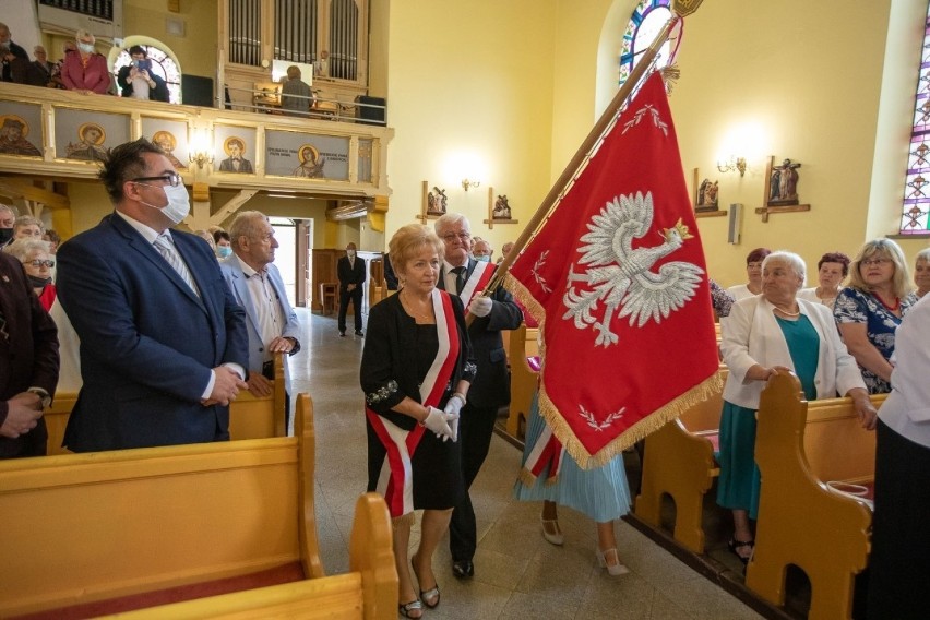 Po mszy wszyscy zaproszeni zostali na poczęstunek do...