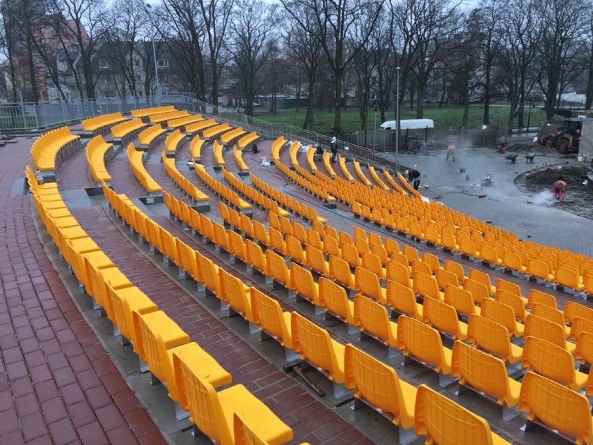 Sławno: Wreszcie finiszuje przebudowa amfiteatru koło SDK [ZDJĘCIA] - są krzesełka plastikowe