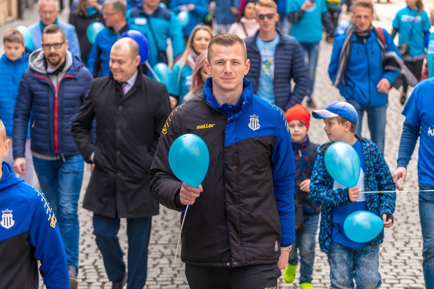 Niebieski marsz z okazji Dnia Autyzmu przeszedł ulicami miasta 