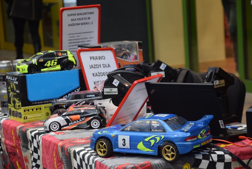Pokaz zdalnych modeli samochodów i tłumy ludzi w galerii handlowej w Sieradzu - ZDJĘCIA