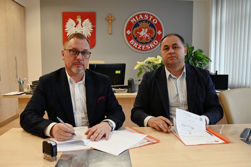 Podpisanie umowy na budowę hali sportowej w Szczepanowie