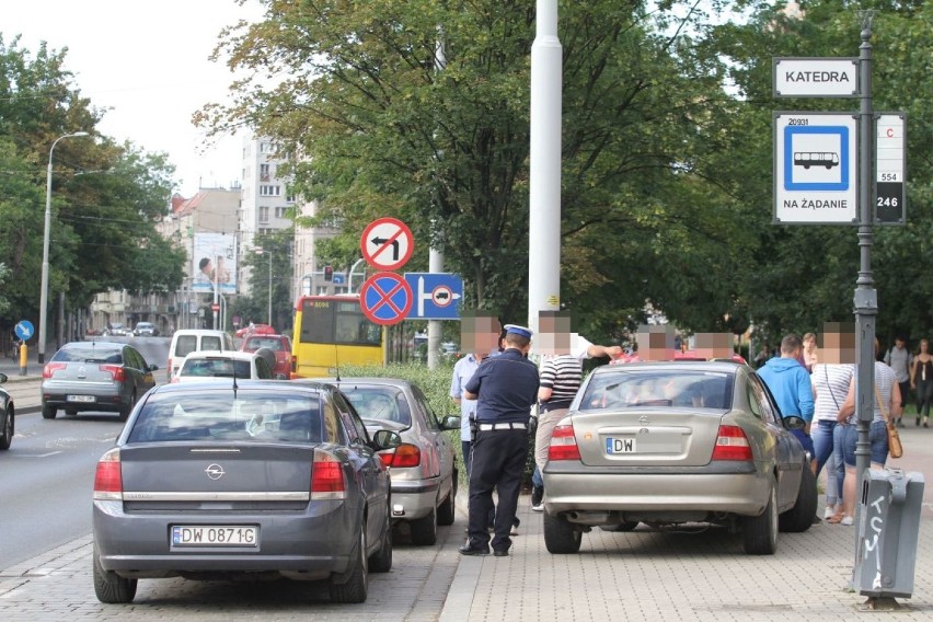 Wrocław: Zderzenie trzech samochodów na ul. Wyszyńskiego (ZDJĘCIA)