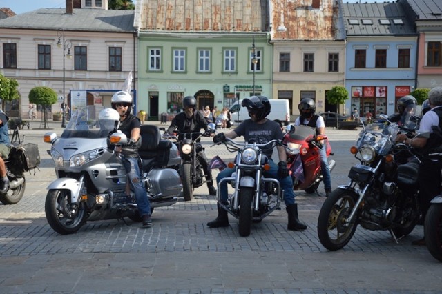 Motocykliści rozpoczęli sezon letni.  Eskortowali ciężarówkę z zespołem "4 Szmery" grającym przeboje AC/DC.