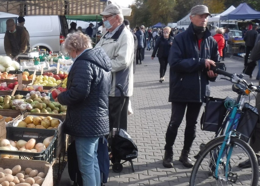 W czwartek na targowisku Korei oprócz warzyw i owoców dużym...