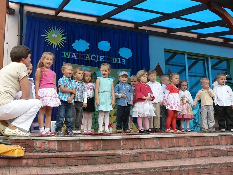 Dobrą zabawą szadkowskie przedszkolaki przywitały wakacje. Kolejny występ przedszkolnego teatru FOTO