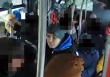 Rozwalił biletomat warty 6 tys. złotych w autobusie MPK Rzeszów. Policja szuka mężczyzny ze zdjęcia 