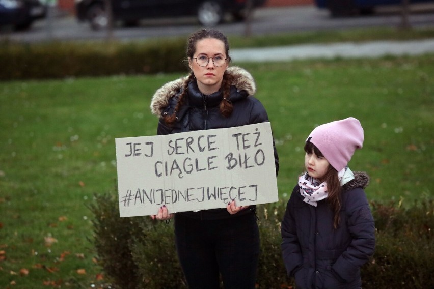 Legnica: "Ani jednej więcej" pod takim hasłem protestowano na pl. Słowiańskim