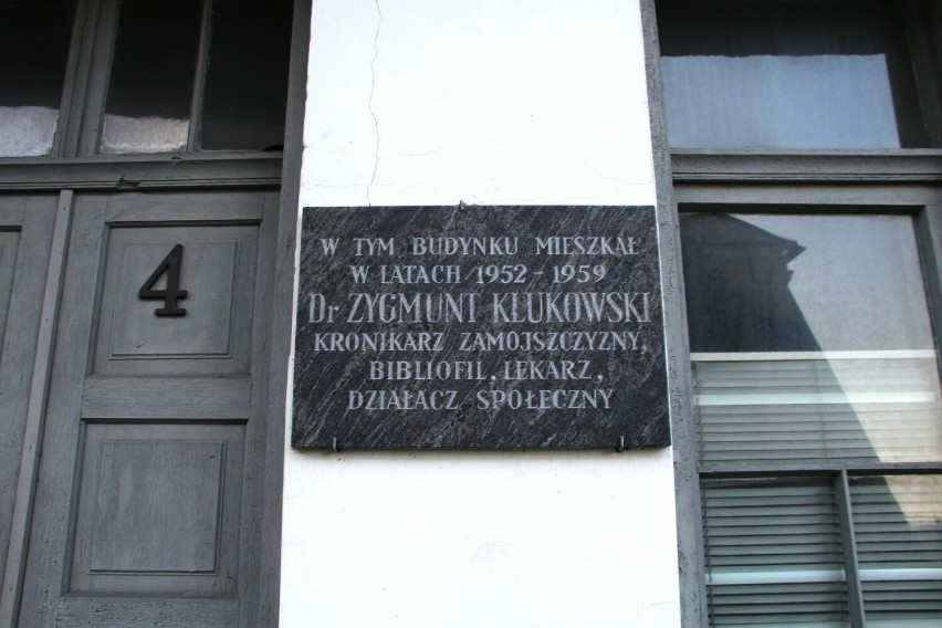 W elewację kupionej przez miasto kamienicy, jakiś czas temu, wmurowano tablicę poświęconą Zygmuntowi Klukowskiemu