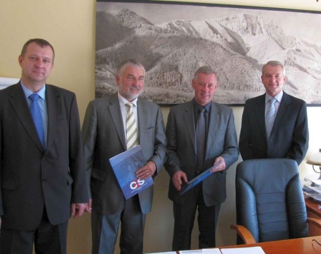 Jan Walkosz - Jambor (trzeci od lewej) przestał pełnić funkcję dyrektora zakopiańskiego Centralnego Ośrodka Sportu