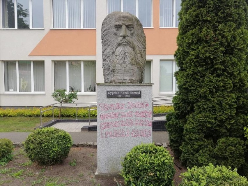 Mieszkaniec Goleniowa ukarany za wierszyk na pomniku Norwida