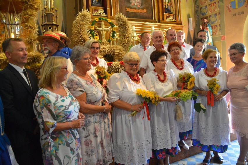 Sękowianie poświęcili dzisiaj żniwne dary przed ołtarzem w kościele pw. św. Józefa Oblubieńca, Wspólne świętowanie jeszcze przed nimi