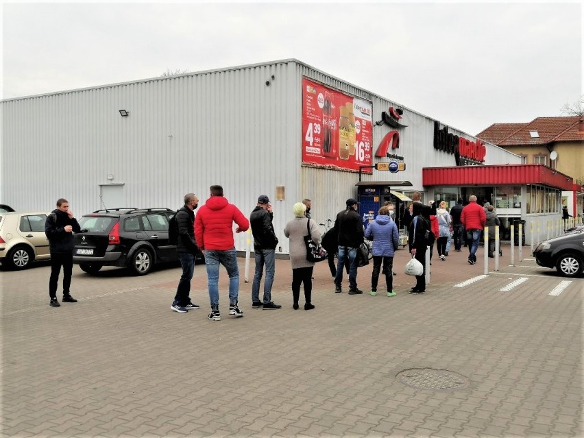 Przed wejściem do goleniowskiego Intermarche ustawiła się...