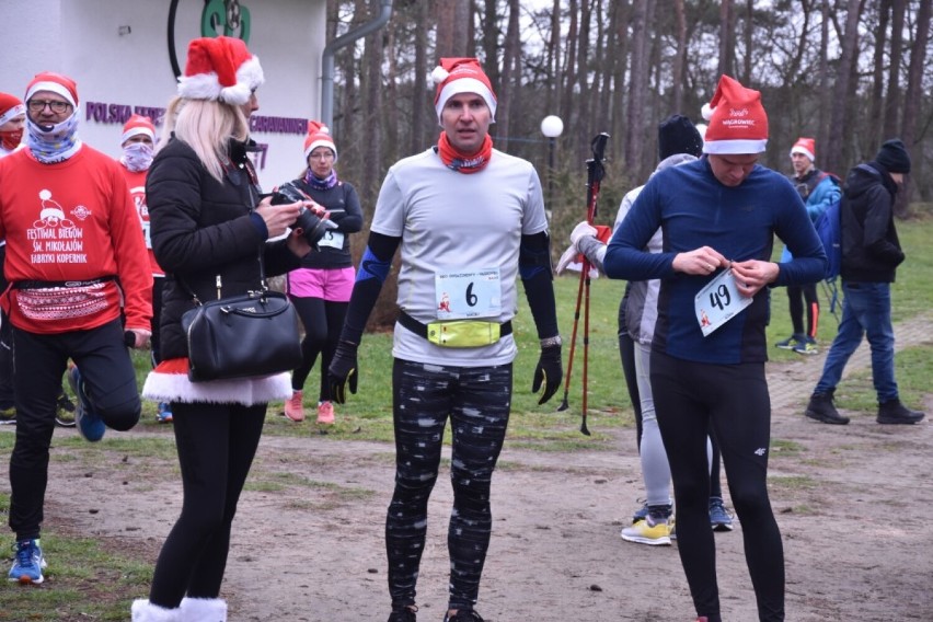 Pierwszy Mikołajkowy Bieg w Wągrowcu. Uczestnicy w przebraniach i czapkach pokonali 5 kilometrów. Zdjęcia ze startu 