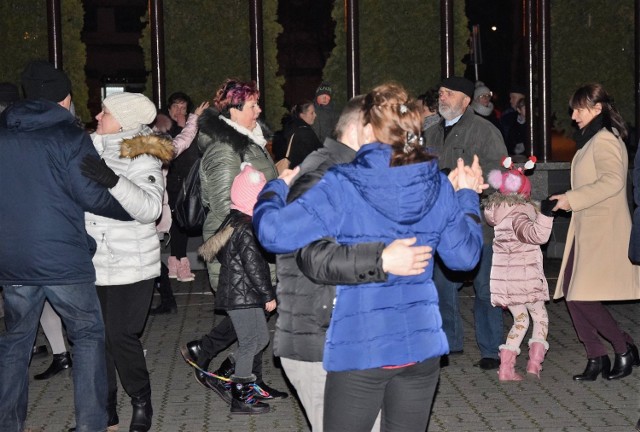 Tak bawiono się w ub. r. podczas sylwestrowej zabawy po halą widowiskowo-sportową. Tegoroczna odbędzie się na Rynku