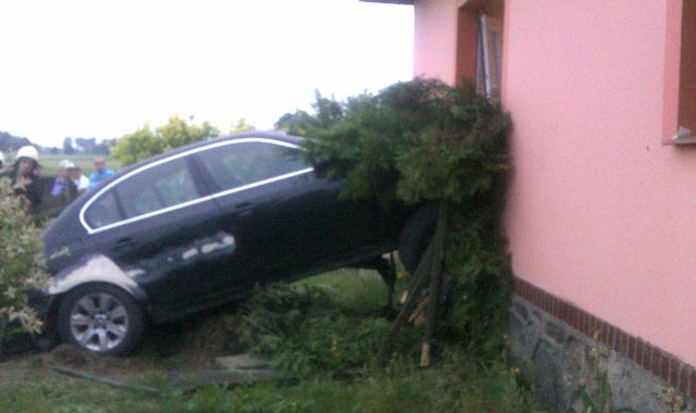 W czwartek , 7 czerwca przed godz. 19.00, dyżurny brodnickiej komendy, otrzymał zgłoszenie wypadku drogowego w miejscowości Janowo. 

Policjanci &#8222;drogówki&#8221;, którzy pojechali na miejsce zdarzenia, ustalili, iż 29-letni kierowca bmw, nie dostosował prędkości do warunków drogowych, stracił panowanie nad pojazdem i wjechał w budynek mieszkalny. 

Kierowca przewoził 2,5 letniego syna, wraz z którym trafił do szpitala w Brodnicy. 

Tam policjanci poddali kierowcę badaniu stanu trzeźwości. Mężczyzna był kompletnie pijany.