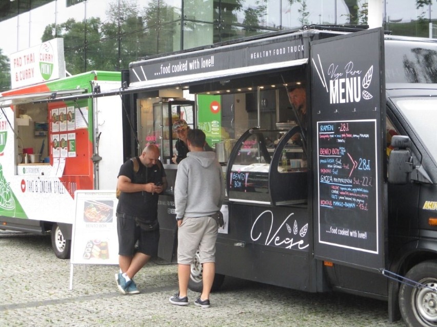 Food trucki parkują przed NCPP w Opolu. Kuszą smakołykami z różnych stron świata