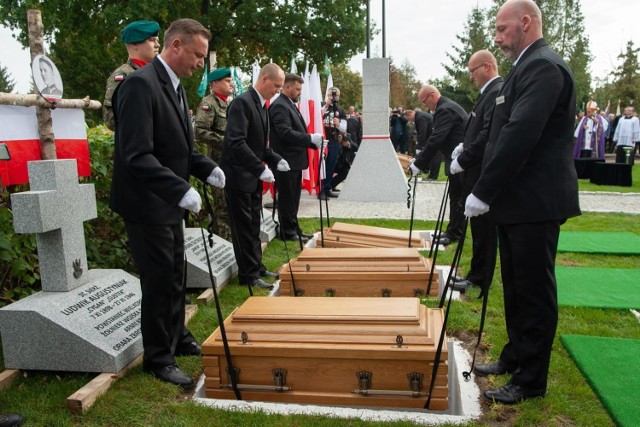Żołnierze niezłomni spoczęli na cmentarzu komunalnym przy ul. Kcyńskiej 51 w Bydgoszczy, na nowo wybudowanej Kwaterze Żołnierzy Wyklętych, na której odbyła się ceremonia pogrzebowa.