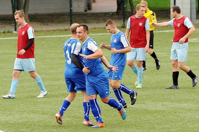 Piłkarze z Kęsowa (na niebiesko) zostali mistrzami jesieni w B klasie.
