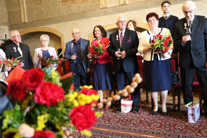 Złote i Diamentowe Gody w Jarosławiu. 11 par otrzymało medale za Długoletnie Pożycie Małżeńskie [ZDJĘCIA]