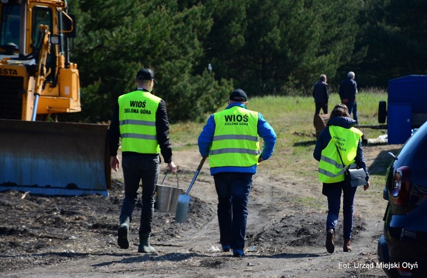 Pobieranie prób wwożonego materiału przez WIOŚ, 13 maja 2020...