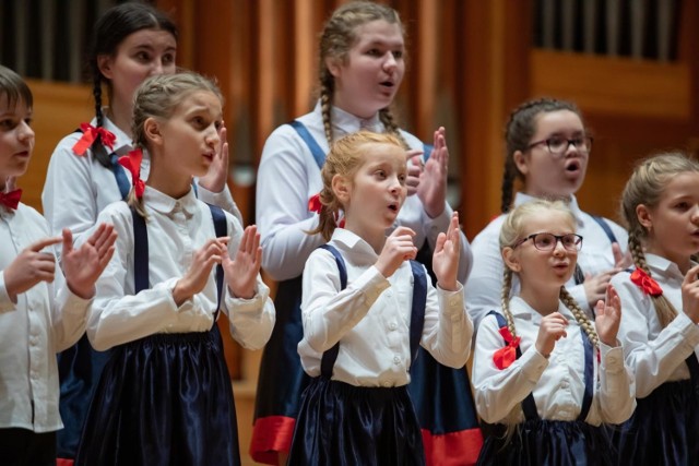 Od piątku w Bydgoszczy trwa muzyczne święto. W Filharmonii Pomorskiej odbywa się 38. edycja ogólnopolskiego Konkursu Chórów a Cappella Dzieci i Młodzieży. Przygotowaliśmy dla was fotorelację z występów młodych muzyków.


Nasz Flesz - kiedy należy zmienić opony?

