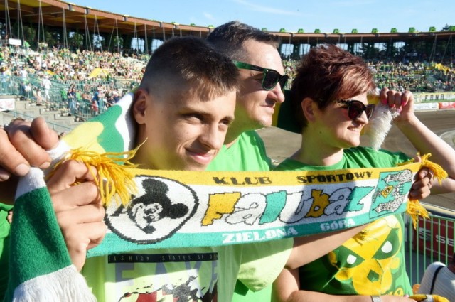 Prawdziwi kibice Stelmetu Falubazu Zielona Góra, jak zawsze stanęli na wysokości zadania. Z trybun stadionu przy W69 głośno wspierali zielonogórskich żużlowców. Niemal „dociągnęli" drużynę do wygranej nad mistrzami Polski. Unia Leszno dopiero w końcówce meczu okazała się mocniejsza. Mistrzowie Polski wygrali 47:43. Zobaczcie na zdjęciach, jak dopingowaliście Falubazowi.