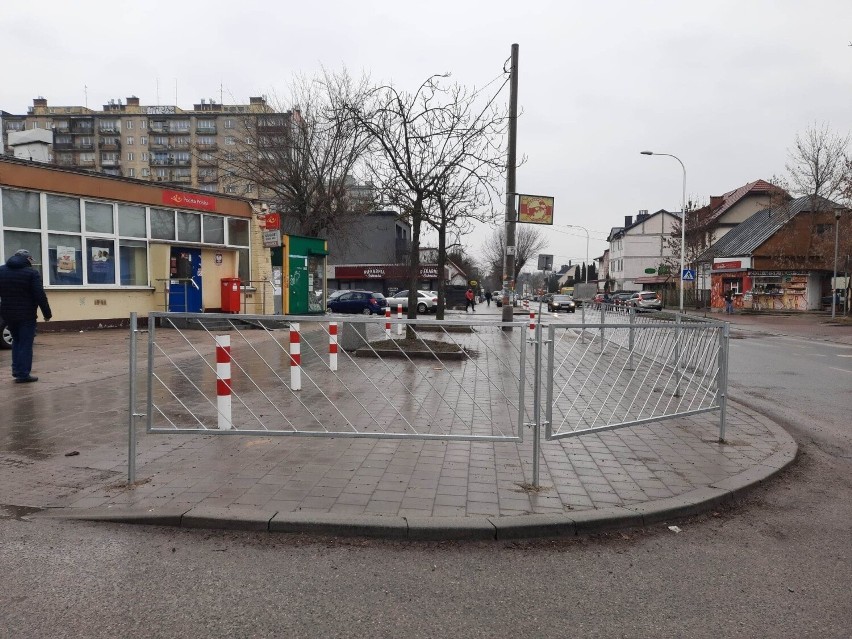 Na ulicy Piekoszowskiej 32 w Kielcach wygrodzono teren, na...