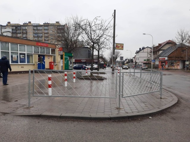 Na ulicy Piekoszowskiej 32 w Kielcach wygrodzono teren, na którym parkowały samochody i teraz nie da się tam wjechać. Mieszkańcy nie rozumieją, dlaczego tak zrobiono. 

Zobacz kolejne zdjęcia