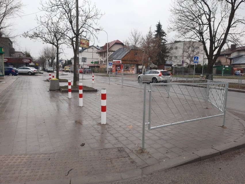 Drogowcy zagrodzili teren, nie da sią zaparkować przed pocztą w Kielcach     