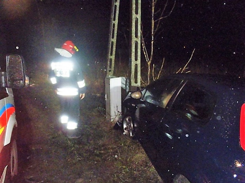 Wypadek w Zalesiu koło Złotowa. Pojazd uderzył w przydrożny słup energetyczny
