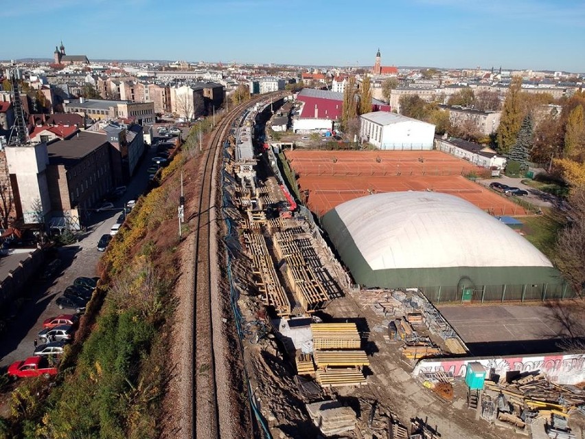 Przebudowa wiaduktów, budowa mostów i układanie dodatkowych...