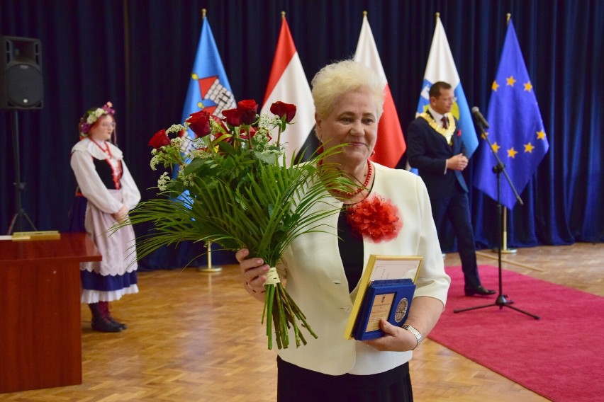 - Te medale to podziękowanie w imieniu mieszkańców gminy...