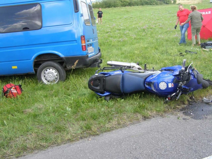 Kończewice. Śmierć motocyklisty na DK 22. Policja wstępnie: "Kierowca forda nie upewnił się co do możliwości skrętu"