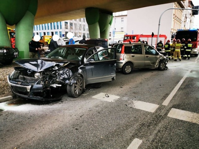 W czwartek, 27 lutego ok. godz. 9 doszło do groźnie wyglądającej kolizji na ul. Jagiellońskiej, pod Trasa Uniwersytecką. Zderzyły się trzy auta osobowe. Na czas działań strażaków dwa pasy ruchy były zablokowane.

Dyżurny z Państwowej Straży Pożarnej przekazał nam informacje, że zdarzenie może być zakwalifikowane jako kolizja, bo żaden z jego uczestników nie musiał być przewieziony do szpitala. 
Na ul. Jagiellońskiej, na wysokości centrum handlowego Focus zderzyły się trzy auta osobowe, którymi podróżowali jedynie kierujący. Kobieta, która prowadziła jeden z samochodów, została na miejscu przebadana przez ratowników, nie wymagała hospitalizacji. Pozostali uczestnicy zdarzenia nie odnieśli obrażeń.
Na czas działań strażaków dwa pasy ruchu były całkowicie zablokowane, ok. 10. na miejscu został już tylko jeden zastęp straży pożarnej, a utrudnienia w ruchu są nieznaczne.

Wideo z wypadku, udostępnione przez p. Bogumiłę Muller/Facebook:
